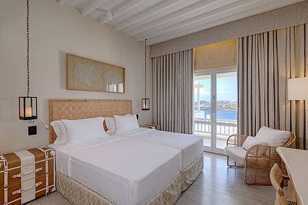 Superior Room Diese schicken Gästezimmer sind hell und luftig. Viele haben einen Meerblick vom Balkon oder von der Terrasse aus.Aausgestattet mit Stühlen und wenn es die Platzverhältnisse erlauben, Sonnenliegen. Schlafplätze für zwei Personen, in einem Doppelbett oder zwei Einzelbetten.
Badezimmer mit begehbarer Dusche. Bis zu 20 m².