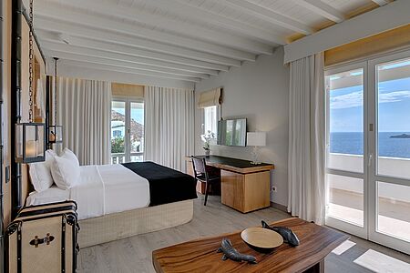 Two Bedroom Sea View Suite Diese zweistöckige Suite verbindet Raum mit Privatsphäre. Im Erdgeschoss befinden sich ein Sofa, das Hauptschlafzimmer mit eigenem Bad und der Zugang zur ägäischen Aussichtsterrasse. Im Obergeschoss befindet sich das zweite Schlafzimmer mit zwei Einzelbetten, ein eigenes Bad und ein privater Balkon. Schlafmöglichkeiten für bis zu fünf Personen in einem Doppelbett und zwei Einzelbetten sowie einem Schlafsofa.
Zwei Badezimmer. Bis zu 60 m²