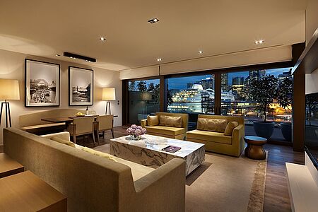 Rooftop Suite (ca. 142 qm) Im vierten Stock des Hotels befindet sich die Rooftop Suite mit Kingsize-Bett. Der Blick auf die Skyline der Stadt oder die Harbour Bridge lässt sich am besten von der privaten Terrasse der Suite genießen. Die offene Architektur der Suite schafft ein tolles Ambiente.
