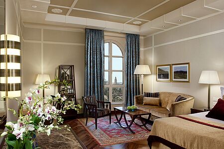 Deluxe Old City Top Floor 40 qm Diese Unterkunft bietet einen herrlichen Blick auf die prächtigen Gärten des Hotels. Im Hintergrund erhebt sich die majestätische Kulisse der heiligen Altstadt. Die Zimmer sind neu gestaltet und verfügen über alle luxuriöse Annehmlichkeiten die sich moderne Reisende heutzutage wünschen. Alle Zimmer dieser Kategorie verfügen über handgefertigte Parkettböden.