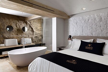 Junior Suite mit Outdoor Jacuzzi Dezente Beleuchtung, ein riesiges Bad und ein Outdoor-Jacuzzi stehen den Gästen dieser Suite zur Verfügung.