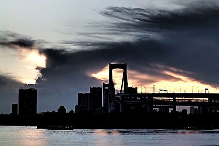 Helikopterflug über die Bucht von Tokyo  Ein Highlight im wahrsten Sinne des Wortes ist die Giga-City aus der Vogelperspektive. Sie fliegen über die Viertel Ginza, Shinjuku und Akihabara, die berühmten Hochhäuser von Roppongi Mori Hills, und dem nach dem Eifellturm empfundenen Tokyo Tower.  Bei gutem Wetter und mit viel Glück sehen Sie sogar den Vulkan Mount Fuji.