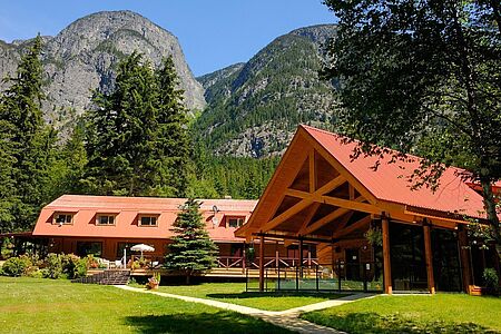 Tweedsmuir Park Lodge In den Mountains von Bella Coola, in der Nähe von Vancouver, wartet eine ganz besondere Erlebniswelt auf Sie. 10 urige Holzchalets inmitten grüner Wälder mit uralten Baumriesen und schimmerndem Gletscher verleihen diesem Ort mystische Kräfte. Grizzlybären befinden sich in nächster Nähe, und noch immer kursieren die Geschichten von vergessenen Abenteurern und Trapper-Legenden.