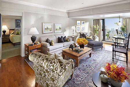 Author’s Suite (ca. 92 qm)  Die Author’s Suite ist eine denkmalwürdige Suite, in der schon diverse Schriftsteller zugegen waren. Sie ist ausgestattet mit einem separatem Wohn – und Schlafbereich sowie einem Balkon mit wunderbarem Blick auf den Fluss.