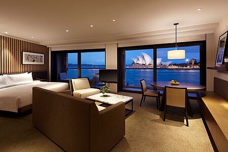 Opera Deluxe Room (ca. 75 qm) Das Opera Deluxe Zimmer ist ein nobler Rückzugsort von der pulsierenden Metropole. Zwei Balkone garantieren einen einmaligen Blick auf den Hafen und die Oper Sydneys. Ein Kingsize-Bett und das elegante Bad laden zu Ruhe und Erholung ein.