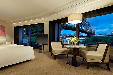 Opera Suite (ca. 185 qm) Ein Designer Badezimmer, ein Kingsize-Bett und eine Küchenanlage sorgen für puren Luxus. Ein besonderes Highlight sind die sechs Balkone, die ein Panorama auf die Harbour Bridge, über den Hafen und auf die Oper bis hin zur Skyline der Stadt ermöglichen.