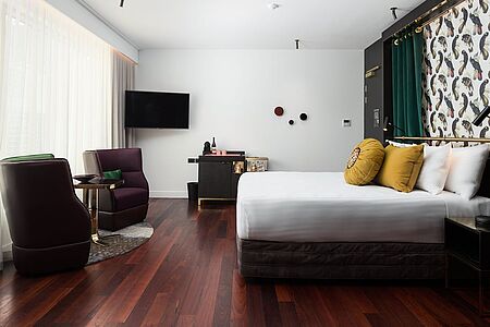 QT Executive King (ca. 40 qm) Tauchen Sie ein in Ihre persönliche urbane Oase voller Glamour – und das hoch über den Dächern von Perth. Das großzügige Kingsize-Bett und das luxuriöse Badezimmer bieten alles, was Sie zum Wohlfühlen brauchen.