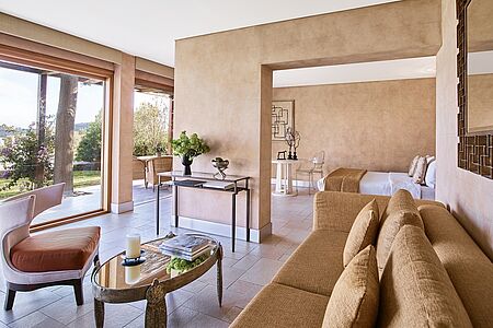 Deluxe Family Suite Diese Suiten wurden individuell mit handgefertigten Möbeln eingerichtet und verbinden die schlichte und atemberaubende Schönheit des Cape Sounio in einem individuellen Stil. Die Suite verfügt über ein King-Size-Bett sowie ein Einzelbett. Des Weiteren erwartet Sie ein luxuröses Badezimmer mit Marmorakzenten, Waschbecken und Badewanne.