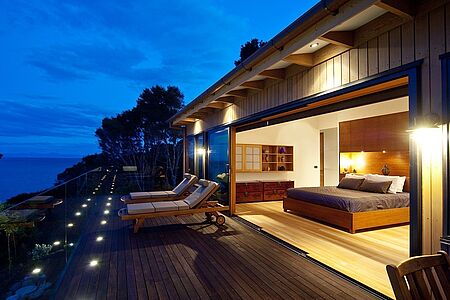 Split Apple Retreat Unweit des Abel-Tasman-Nationalparks befindet sich das wunderschöne Split Apple Retreat. Das abgelegene neuseeländische Hideaway bietet Ihnen ein Höchstmaß an Luxus, Ruhe und Erholung. Die drei großen Zimmer des Luxusretreats zeichnen sich durch ihr stilvolles Design und die komfortable Ausstattung aus. Genießen Sie in absoluter Privatsphäre faszinierende Ausblicke.