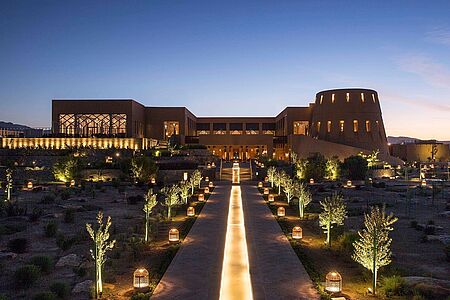 Anantara Al Jabal Al Akhdar Resort Inmitten einer atemberaubenden Felslandschaft in einer schwindeligen Höhe von 2.000 Metern thront das Anantara Al Jabal Al Akhdar Resort und ist damit das höchstgelegene Fünf-Sterne-Hotel im Mittleren Osten. Die majestätische Kulisse der Berglandschaft rund um das Saiq Plateau bildet den Rahmen für ein Luxushotel, dessen Eleganz und Einzigartigkeit weltweit ihresgleichen suchen.