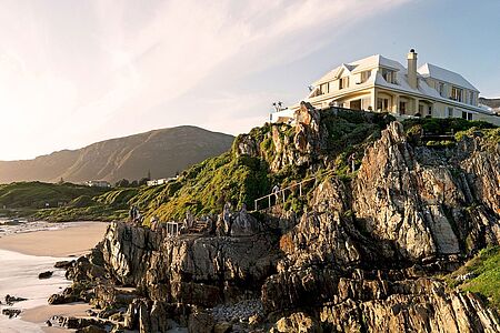 Birkenhead House Hoch über den Klippen der Walker Bay liegt das herrschaftliche Birkenhead House. Mit nur 11 Suiten ist es der Inbegriff von Eleganz und spiegelt mit maritimen Details die Schönheit der südafrikanischen Küste wider. Alle Suiten sind individuell gestaltet und bieten unvergessliche Blicke auf die Bucht, mit etwas Glück können Sie die Wale von Ihrer Terrasse aus beobachten.