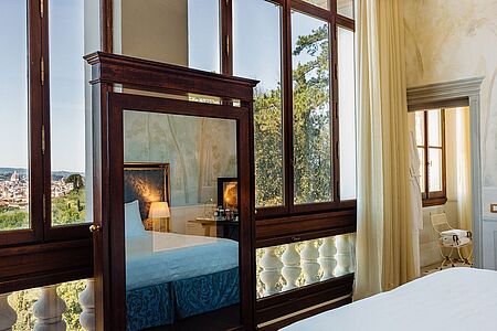 Dome View Deluxe (ca. 30 qm) Die Dome View Deluxe Zimmer begeistern mit toskanischer Eleganz. Große Fenster ermöglichen Ihnen einen fantastischen Ausblick auf den Dom und die romantisch italienischen Gärten.