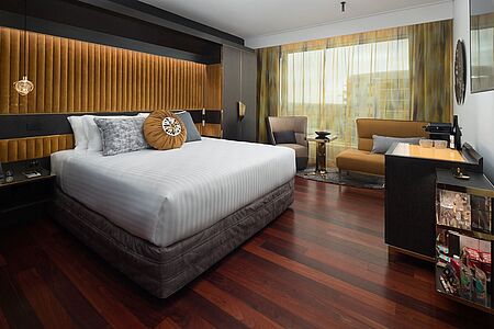 QT King (ca. 36 qm) In der Zimmerkategorie QT King erwartet Sie neben einem großzügigen Kingsize-Bett industrieller Chic und luxuriöser Komfort. Besonders das Badezimmer, mit wahlweise doppelter Regendusche oder frei stehender Badewanne und Regendusche lädt zum Genießen ein.