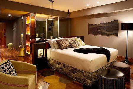 QT Deluxe King Entspannen Sie in königlichem Glamour. Ausgestattet mit einem luxuriösen Kingsize-QT-Gelbett, einer begehbaren Regenwasserdusche und Badewanne sowie maßgeschneiderten Designmöbeln kann man sich nur wohlfühlen. Das extravagante Designkonzept des Hotels wurde hier selbstverständlich fortgeführt.