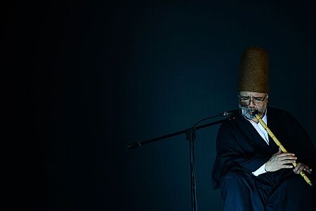 Applaus für die Derwisch Show Eine Sema-Zeremonie in Istanbul ist ein unvergessliches Erlebnis. Seien Sie mit dabei, wenn sich die Derwische des Mevlevi-Ordens drehen wie der Wind und Sie mit ihrem Tanz auf eine Reise durch den spirituellen Werdegang der Menschheit entführen.