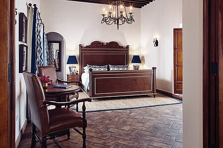 Deluxe One-Bedroom Suite 60 qm Diese Suiten verfügen über ein Dekor im Kolonialstil und sind mit lokalen Kunstwerken ausgestattet. Jede Suite verfügt über einen separaten Sitzbereich mit Kamin. Einige Suiten verfügen zusätzlich über eine Terrasse mit Plunge-Pool. Das Badezimmer ist mit Fußbodenheizung, Waschbecken, Badewanne und einer separaten Dusche ausgestattet.