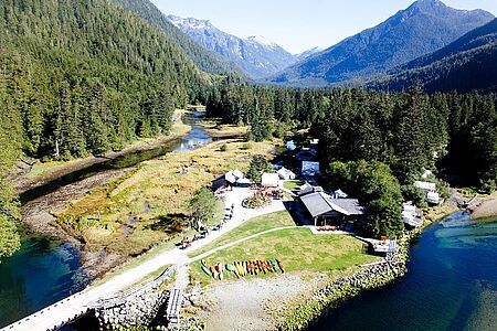 Clayoquot Wilderness Resort Auf Vancouver Island in der Nähe der kleinen Stadt Tofino befindet sich das einzigartige Luxushotel Clayoquot Wilderness Resort. Umgeben von der wunderschönen, kanadischen Natur können Sie hier ein Höchstmaß an Ruhe und Erholung sowie Spaß und Abenteuer genießen. Die 20 Luxuszelte passen sich perfekt in die Natur ein und stellen einen komfortablen Rückzugsort dar.