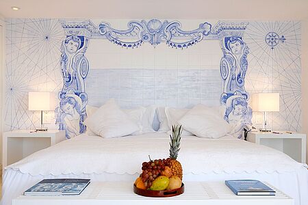 Junior Suite (ca. 35 qm) Im Schnitt wohnen Sie hier auf 35 charmant gestalteten Quadratmetern. Auch die Junior Suite verfügt über einen Privatbalkon mit herrlicher Aussicht und ein luxuriöses Bad.