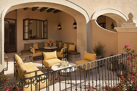 One-Bedroom Colonial Suite 65 qm Diese Ein-Zimmer-Suiten im Kolonialstil befinden sich im Erdgeschoss und verfügen über große möblierte Terrassen mit einem überdachten sowie einem offenen Bereich. Auf 65 qm erwarten Sie handgeschnitzte Möbel und Kunstwerke mit einem separaten Schlafzimmer und einer Auswahl von einem Kingsize- oder zwei Queensize-Betten.