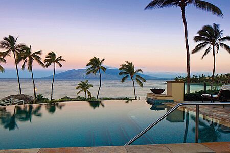 Four Seasons Maui Das hawaiianische Flair wird Sie verzaubern, und die traumhafte Natur mit ihrer ruhigen Atmosphäre wird Sie gefangen halten - das Four Seasons Resort Maui at Wailea ist der perfekte Zufluchtsort für entspannte Tage in luxuriöser Umgebung. Die Zimmer und Suiten verbinden ein modernes Design und den hawaiianischen Stil perfekt und erstrahlen in hellen tropischen Farben.