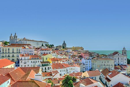 Lissabons Geschichte und Architektur Viele Völker haben hier ihre Spuren hinterlassen: Phönizier, Griechen, Karthager, Römer, Mauren und Portugiesen. Die Schätze vom goldenen Zeitalter der Seefahrer und Eroberer sind allgegenwärtig. Erobern auch Sie einen Tag lang die Höhepunkte: das Castelo de São Jorge, Lissabons ältestes Viertel Alfama, Monumente im Manuelinischen Baustil in Belém, die Innenstadt und das Chiado Viertel.