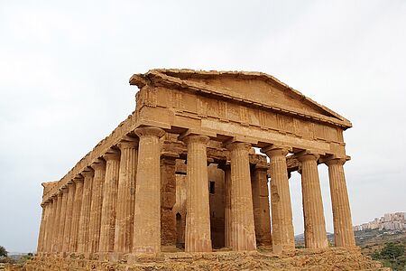 Säulen und Geschichten im "Valle dei Templi"  Entdecken Sie mit Ihrem privaten Guide das Tal der Tempel. Sie wandeln dabei durch die Überreste der antiken Stadt Akragas, sehen bestens erhaltene Säulen und Heiligtümer aus hellenistischer und römischer Zeit und genießen herrliche Ausblicke in die Umgebung. Die weltgrößte archäologische Fundstätte bei Agrigent gehört zum UNESCO-Welterbe.
