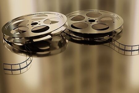 Einsichten im Dritte Mann Museum Schießt Ihnen beim Gedanken an den Thriller „Der dritte Mann“ aus dem Jahr 1949 auch sofort das Zitterspiel in den Kopf? Das Harry-Lime-Thema kennt fast jeder und auch den Hauptdarsteller Orson Welles. Bei der privatgeführten Tour durchs Dritte Mann Museum erfahren Sie historische und filmische Details.