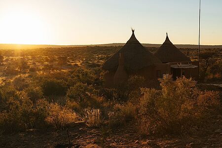 Two-Bedroom Huts (ca. 120qm) Die beiden mit zwei Schlafzimmern ausgestatteten Familien-Hütten erstrecken sich auf gut 120 Quadratmeter und zusätzlichen 26 Quadratmeter uneinsehbarer Terrassenfläche. Auch hier wird Sie das großzügige Luxusbad mit begehbarer Dusche und einer Badewanne begeistern. Es gibt zudem ein separates WC.
