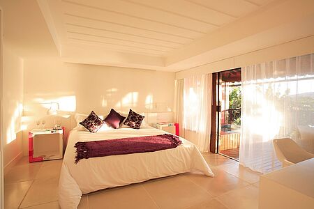 Unusual Suite (ca. 60 qm) Besonders Hochzeitspaare entscheiden sich zumeist für diesen Zimmertyp. Eine der »Ungewöhnlichen Suiten« ist mit einem privaten Whirlpool auf der Terrasse ausgestattet.