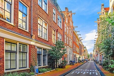 Walking Tour mit privatem Guide Amsterdam ist nicht nur eine der schönsten Städte Europas, sondern hat mit dem Grachtengürtel eine einzigartige Besonderheit, die seit 2010 zum Unesco-Welterbe gehört. Am besten lernen Sie die Altstadt kennen, wenn Sie die pittoresken Grachten zu Fuß erkunden, während Ihnen ein privater Guide von alten Kaufmannshäusern, Künstlern und vielen ungewöhnlichen Kuriositäten erzählt.