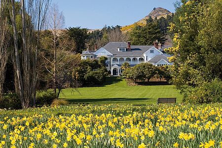 Otahuna Lodge Im Herzen eines abgeschiedenen Tals auf der Südinsel Neuseelands liegt die luxuriöse Otahuna Lodge. Das Herrenhaus aus dem 19. Jahrhundert wurde 2003 komplett renoviert und bietet in 7 verschiedenen Suiten Privatsphäre und Komfort pur. Der prachtvolle Park sowie die Innenausstattung der Lodge, die sich an der langen Historie des Hauses orientiert, erinnert an die vergangenen Zeiten.