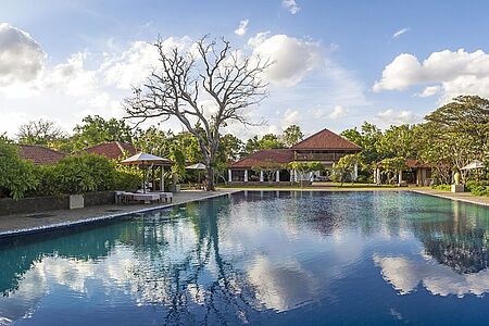 ULAGALLA BY UGA ESCAPES Inmitten eines dichten Dschungels in der Wildnis unter hohen Baumkronen, in denen sich tänzelnd kleine Äffchen schwingen, an einem malerischen See gelegen und direkt umgeben von sattgrünen Wiesen, auf denen majestätisch wilde Pfauen stolzieren, befindet sich das luxuriöse Ulagalla by Uga Escapes.