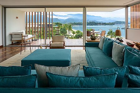 Fasano Suite (ca. 106 qm) Erleben Sie Privatsphäre im Luxusambiente, verteilt auf ein großzügiges Wohnzimmer sowie ein Schlafzimmer mit Kingsize-Bett und einer herrlichen Terrasse mit Sofa und Esstisch. Sowohl von der Terrasse als auch von der Suite eröffnen sich traumhafte Blicke aufs Meer mit seinen beeindruckenden Grüntönen.