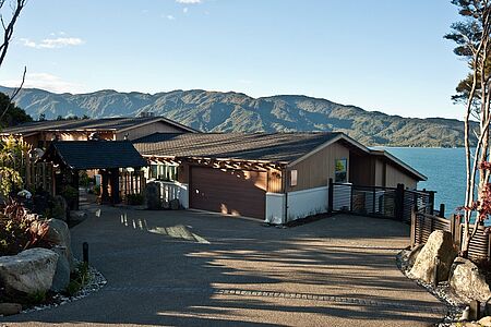 Split Apple Retreat Unweit des Abel-Tasman-Nationalparks befindet sich das wunderschöne Split Apple Retreat. Das abgelegene neuseeländische Hideaway bietet Ihnen ein Höchstmaß an Luxus, Ruhe und Erholung. Die drei großen Zimmer des Luxusretreats zeichnen sich durch ihr stilvolles Design und die komfortable Ausstattung aus. Genießen Sie faszinierende Ausblicke auf den glitzernden Pazifischen Ozean.