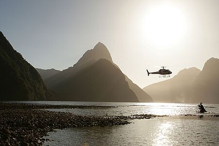 Helikopterflug über den Milford-Sound, die Fiordland Gegend und die Gletscher Bewundern Sie mächtige Wasserfälle wie die Lady Elizabeth Bowen Falls, Sterling Falls und Four Sisters aus der Vogelperspektive. Wenn das Wetter mitspielt, legt Ihr Pilot einen Zwischenstopp auf dem Tutoku Gletscher ein, der Ihnen weite und fantastische Blicke über Wälder und Berge bis hin zum Meer schenkt.