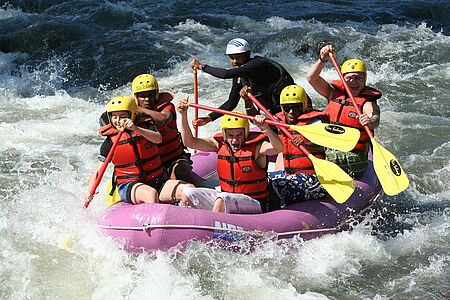 Rafting auf dem Ayung River Nervenkitzel pur: beim Wildwasser Rafting können Sie sich richtig verausgaben. Gleichzeitig sehen Sie unberührte tropische Regenwälder, tiefe Schluchten, das Landleben der Balinesen am Flussufer und die Arbeiter in den Reisfeldern. Vor der Abfahrt gibt es eine umfangreiche Sicherheitseinweisung, Schwimmwesten, Helme und Paddel.
