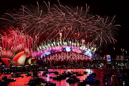 Silvester in Sydney Starten Sie mit einem Feuerwerk für alle Sinne ins neue Jahr! Im The Dining Room des Park Hyatt Sydney werden Sie mit einem 4-Gänge-Menü und Champagner verwöhnt und um Mitternacht genießen Sie den besten Blick auf das einmalige Schauspiel am Himmel. Und wenn Sie Lust haben, erwartet Sie anschließend noch die Roof Top Party des Hotels.