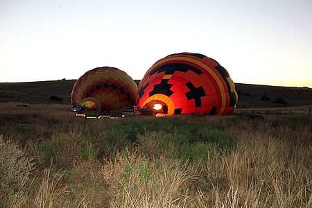 Sunrise Tour über Melbourne im Heißluftballon Entdecken Sie Australiens zweitgrößte Stadt bei einer traumhaften Sunrise-Tour! Sie fliegen mit dem Ballon über zahlreiche Parkanlagen und Gärten und genießen Blicke auf Melbournes Highlights, während unter Ihnen die Menschen aus den Federn krabbeln und Straßen und Wege zum Leben erwachen.