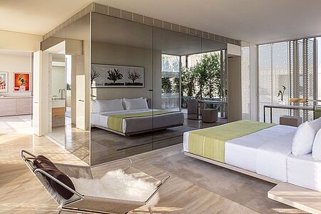 Royal (ca. 73 - 95 qm) Diese buchstäblich royale Suite bietet Ihnen – von dem geräumigen Balkon aus – einen einzigartigen Blick auf das Mittelmeer und auf Tel Aviv-Jaffa. Nebst luxuriösem Schlafzimmer mit Super-Kingsize-Bett steht Ihn ein separater ausladender Wohnbereich zur freien Verfügung. Das pompöse Badezimmer präsentiert sich unter anderem mit einer großen Regendusche.