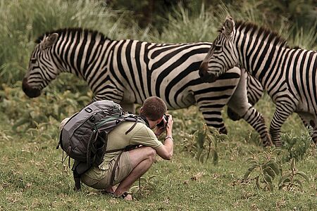 Ein Tag mit einem professionellen Naturfotografen Knipsen ist nicht gleich knipsen. Nutzen Sie die einmalige Gelegenheit, mit einem Profi loszuziehen und dabei zu lernen, wie Sie mit Ihrer eigenen Kamera unvergessliche Momente in der Wildnis gekonnt festhalten. Vielleicht ist es ein Gepard auf einem Termitenhügel oder ein Graukopfliest, der seine Beute anvisiert.