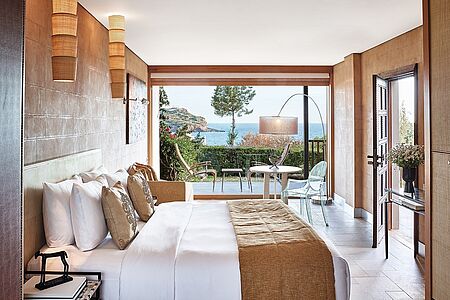 Deluxe Bungalow mit privaten Pool Stein, Holz und andere natürliche Materialien verleihen dieser Unterkunft den perfekten Hauch von Luxus. Das moderne und offene Innendesign spiegelt die Weitläufigkeit und den Luxus des Kap Sounio wieder. Die Unterkunft verfügt über ein Doppelbett mit Schlafsofa, ein luxuriöses Badezimmer, einen privaten Pool und einen privaten Garten.