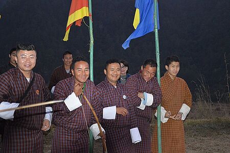 Bogenschießen Einmal den Bogen spannen und vielleicht pfeilscharf in die Mitte treffen! Ein unvergessliches Erlebnis. Schon die Royals Kate und William hatten größtes Vergnügen beim Nationalsport Bhutans. Nehmen Sie die Einladung an, wenn Sie gegen Einheimische antreten dürfen. Jeder wird enthusiastisch angefeuert! Und jeder Treffer wird mit einem Siegestanz belohnt.