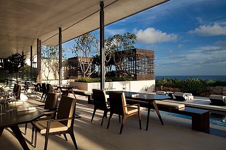 Alila Villas Uluwatu Das neue außergewöhnliche Luxushotel aus der Reihe der Design Hotels steht für kreatives Design mit lässigem Luxus und innovativem Lifestyle. Bereits bei der Ankunft wird Ihnen der Atem wegbleiben! Die Alila Villas Uluwatu liegen auf einem steilen Felsplateau mit großartigem Blick auf den tiefblauen Ozean.