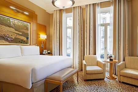 Deluxe King/Twin Rooms (ca. 32qm) Die Deluxe King/Twin Rooms gleichen in Ausstattung und Design den Superior Queen Zimmern. Sie sind wie der Name schon sagt entweder mit Kingsize- oder Twin-Betten ausgestattet. Die marmornen Badezimmer verfügen über eine große Walk-In Dusche.