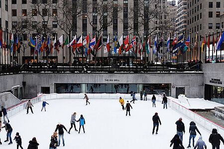 Day 3 | VIP Ice Skating Experience at Rockfeller Center & NBA Game Nutzen Sie Ihre Chance und laufen Sie zu Füßen des Rockefeller Centers Schlittschuh. Diese Attraktion steht nur zur Winterzeit zur Verfügung. Abends besuchen Sie ein Basketballspiel der New York Nicks im Madison Square Garden.