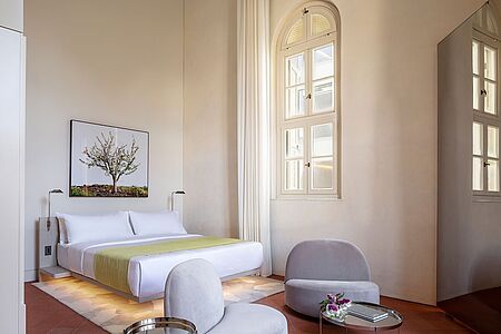 Grand Deluxe Historic (ca. 34 - 38 qm) Diese großzügigen Luxuszimmer vereinen den Stil aus dem 19. Jahrhundert gekonnt mit modernen Elementen. Genießen Sie gerne das Badezimmer aus Travertine-Marmor mit Regendusche sowie die gewölbten Fenster mit Blick auf den Innenhof – und fühlen Sie sich wie zu Hause!