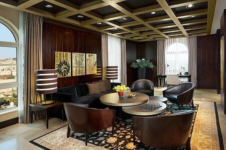 Jerusalem Suite Old City 155 qm Die Jerusalem Suite ist die luxuriöseste Suite dieses ehrwürdigen Hotels, die speziell für offizielle Besuche von internationalen Gästen eingerichtet wurde. Diese Suite bietet Ihnen einen spektakulären Blick auf die Altstadt, einen privaten Tagungs- und Speisesaal mit privater Küchenzeile. Weiterhin erwarten Sie ein komfortabler Wohnbereich, ein großes Schlafzimmer mit geräumigen Luxusbad.
