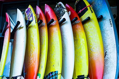 Surfunterricht von einem Profi Surfer Teva Dexter stammt aus Hawaii und ist schon überall auf der Welt erfolgreich auf Wellenbergen geritten. Nehmen Sie die einmalige Chance wahr, mit ihm zu surfen, wertvolle Tipps zu erhalten und so einige großartige Anekdoten zu hören. Die Hanalei Bay mit ihrem sandigen Boden und den sanften Wellen ist der ideale Ort für Anfänger.