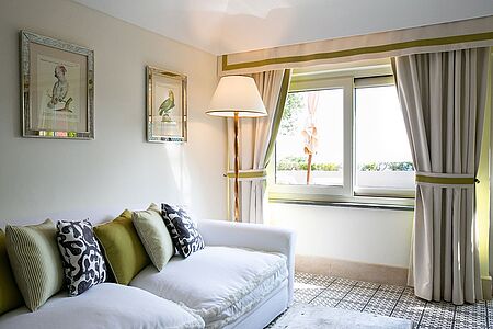 Double Deluxe Sea View (ca. 25 - 31 qm) Die Deluxe Double Rooms befinden sich im bekannten Turm des Hotels und den Cottages und bieten ausreichend Wohnraum, um sich wohlzufühlen. Sie verfügen über ein großzügiges Badezimmer mit Marmorwaschbecken und Badewannen-Duschkombination. Der wunderbare Blick auf das Meer ist durch zwei Fenster oder einen Balkon gesichert.