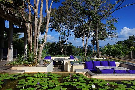 Six Senses Yao Noi Das traumhafte Six Senses Yao Noi liegt in unberührter, tropischer Vegetation auf der Insel Yao Noi, die von Phuket mit dem Boot oder privat mit dem Helikopter zu erreichen ist. Die phantastische Landschaft der Phang Nga Bucht mit ihren berühmten Kalkstein-Inseln ist die Kulisse für dieses exklusive Hideaway.